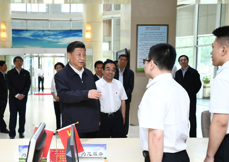 7月15日至16日，中共中央总书记、国家主席、中央军委主席习近平在内蒙古考察并指导开展“不忘初心、牢记使命”主题教育。这是16日上午，习近平在内蒙古自治区自然资源厅自然资源政务大厅同工作人员交谈，了解开展主题教育和落实便捷高效政务服务等情况。